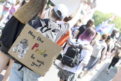 Farbenfroher CSD-Umzug durch Emder Innenstadt - Bild 2
