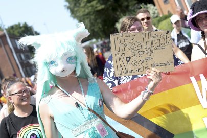 Farbenfroher CSD-Umzug durch Emder Innenstadt - Bild 4