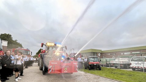 Dieser Traktor geht für Wiesmoor durchs Feuer - Bild 3