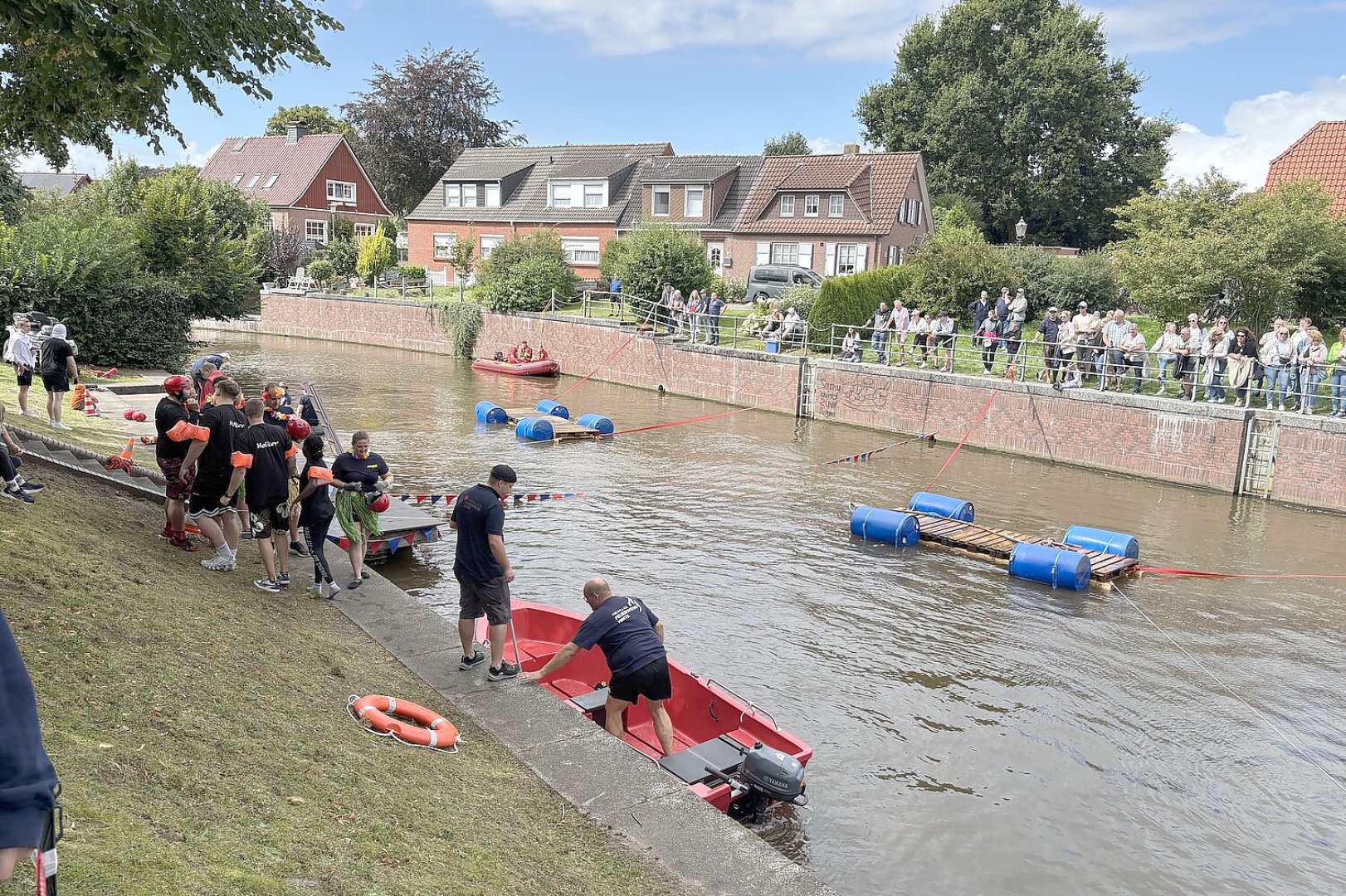 Erstes Floß-Tauziehen in Hinte - Bild 3