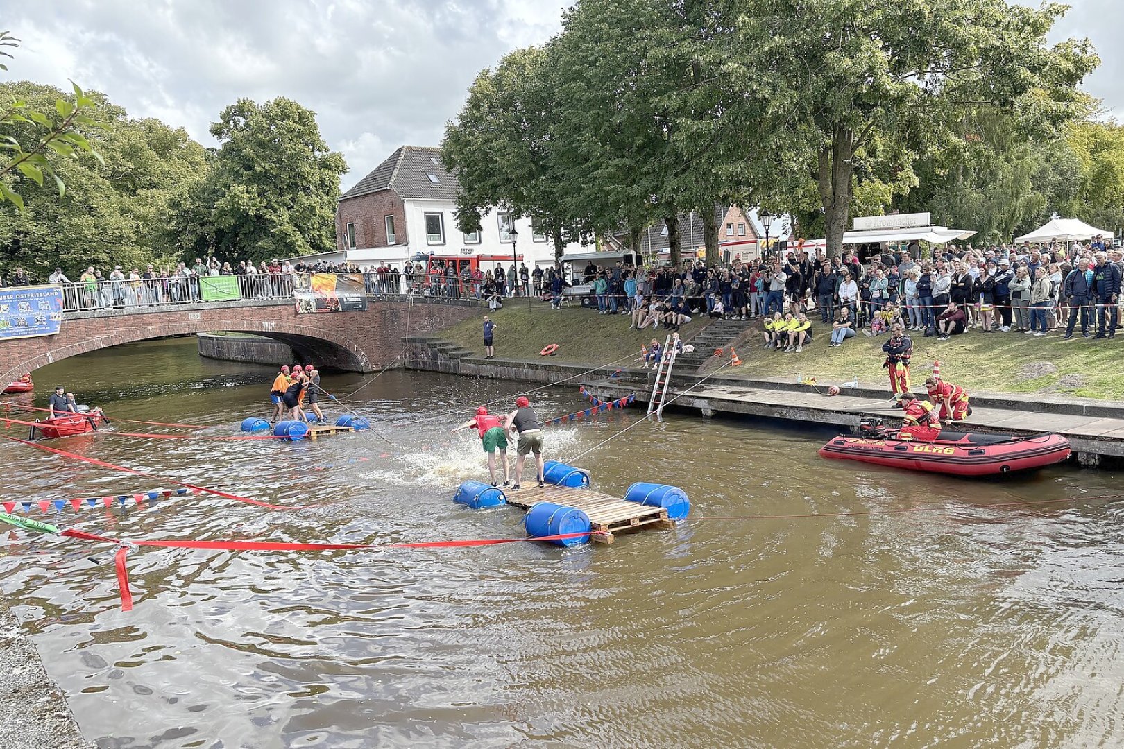 Erstes Floß-Tauziehen in Hinte - Bild 14
