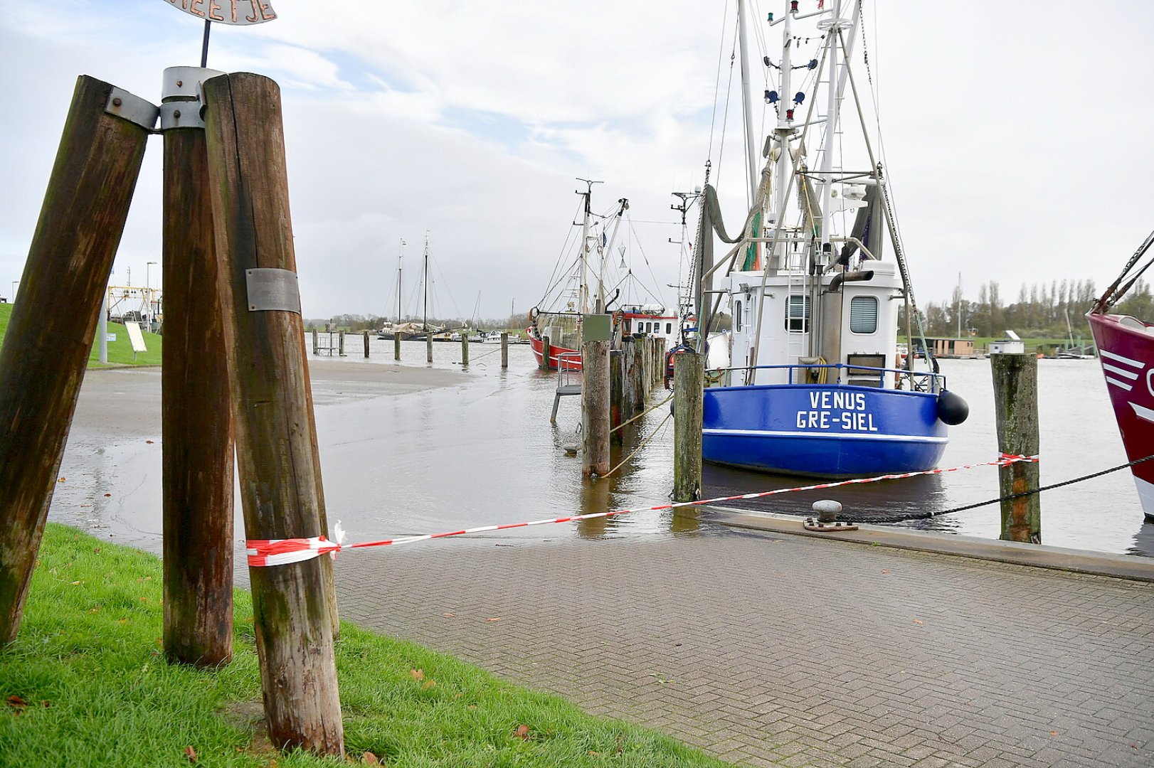 So steht das Hochwasser im Greetsieler Hafen - Bild 1