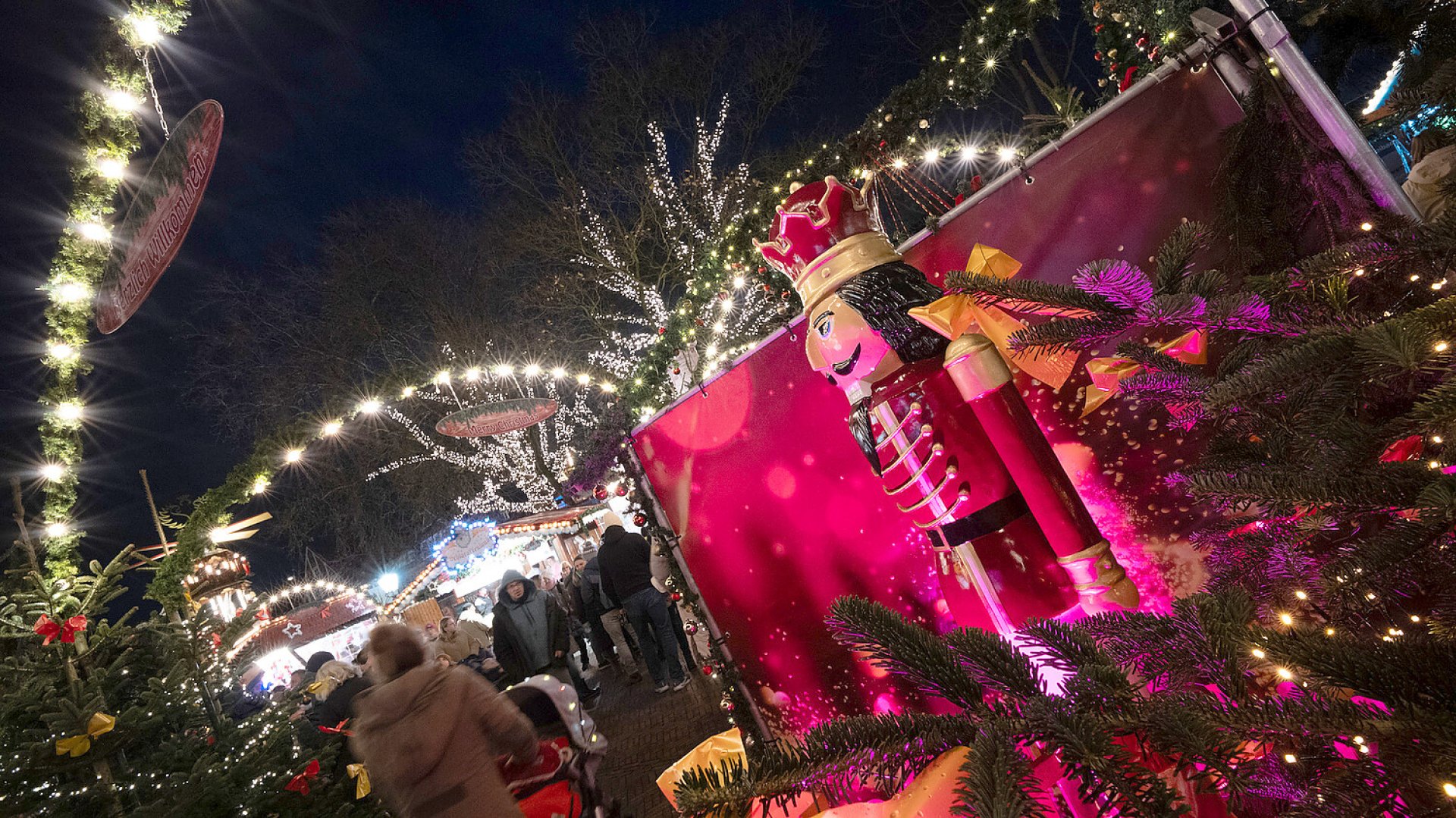 Der Emder Weihnachtsmarkt ist eröffnet - Bild 1