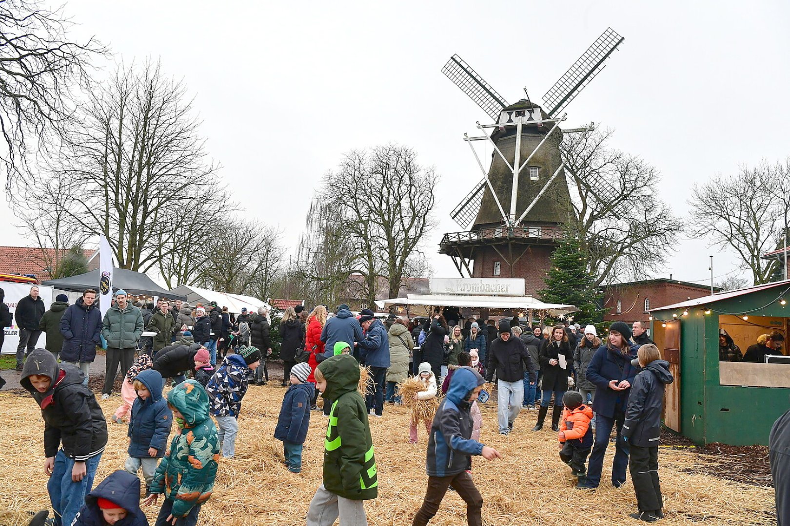 Viel los beim Weihnachtsmarkt in Hinte - Bild 1