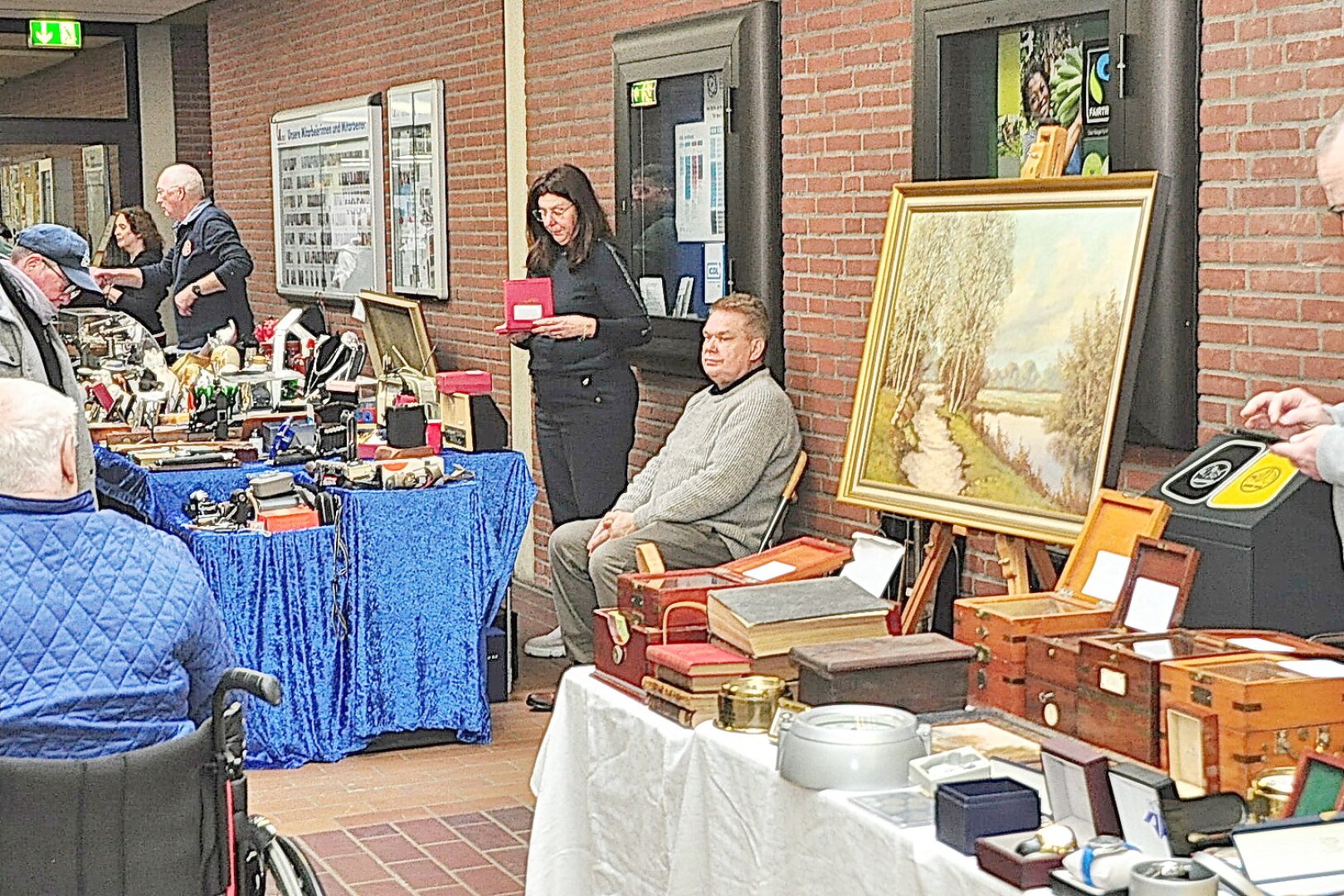 Antikmarkt in Leer lockt Besucher an - Bild 1