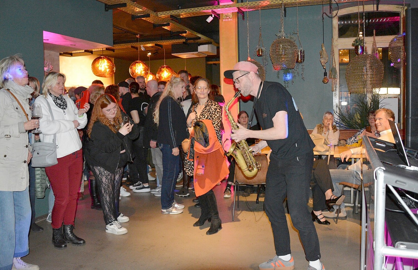 Partymusik in proppevollen Kneipen - Bild 1