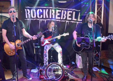 Partymusik in proppevollen Kneipen - Bild 16
