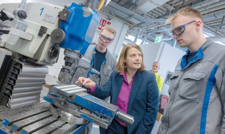 Kultusministerin besucht VW Emden - Bild 4