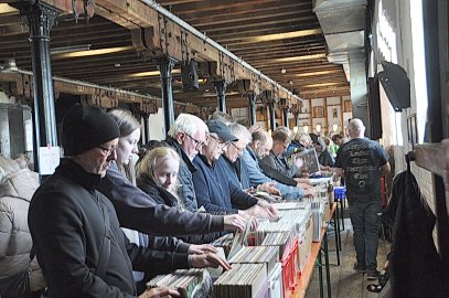Musikfans stöbern bei Plattenbörse im Zollhaus - Bild 2