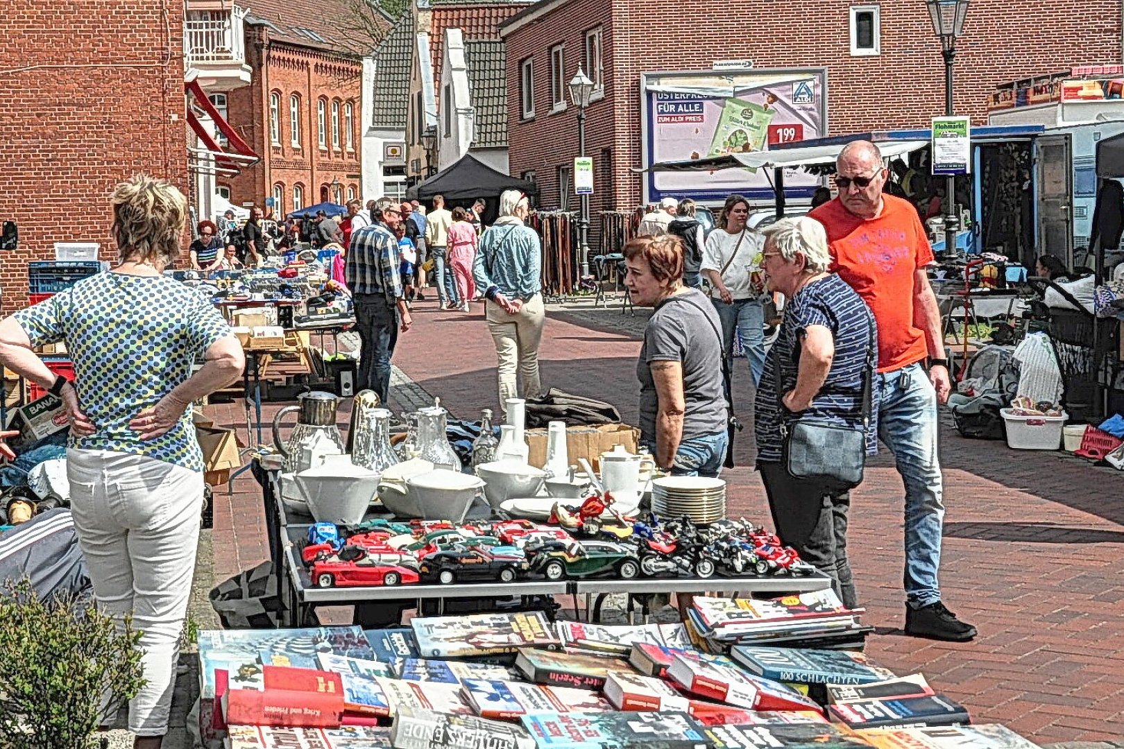 Stöbern und Karussellfahren auf dem Johannimarkt in Weener - Bild 1