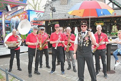 Stöbern und Karussellfahren auf dem Johannimarkt in Weener - Bild 2