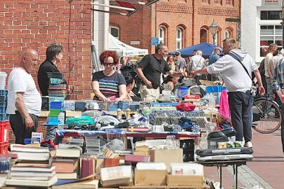 Stöbern und Karussellfahren auf dem Johannimarkt in Weener - Bild 4