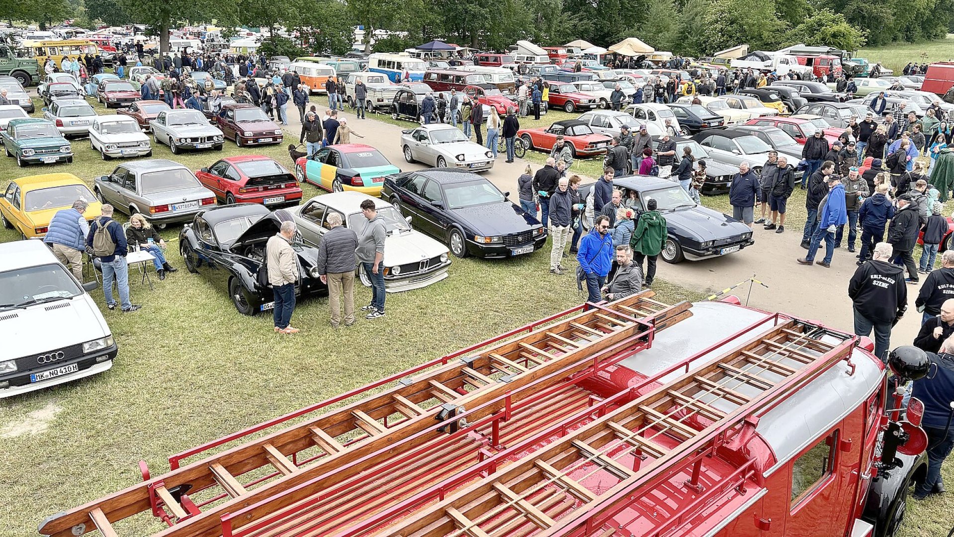 Tausende Besucher auf dem Oldtimermarkt in Bockhorn 2026 - Bild 1