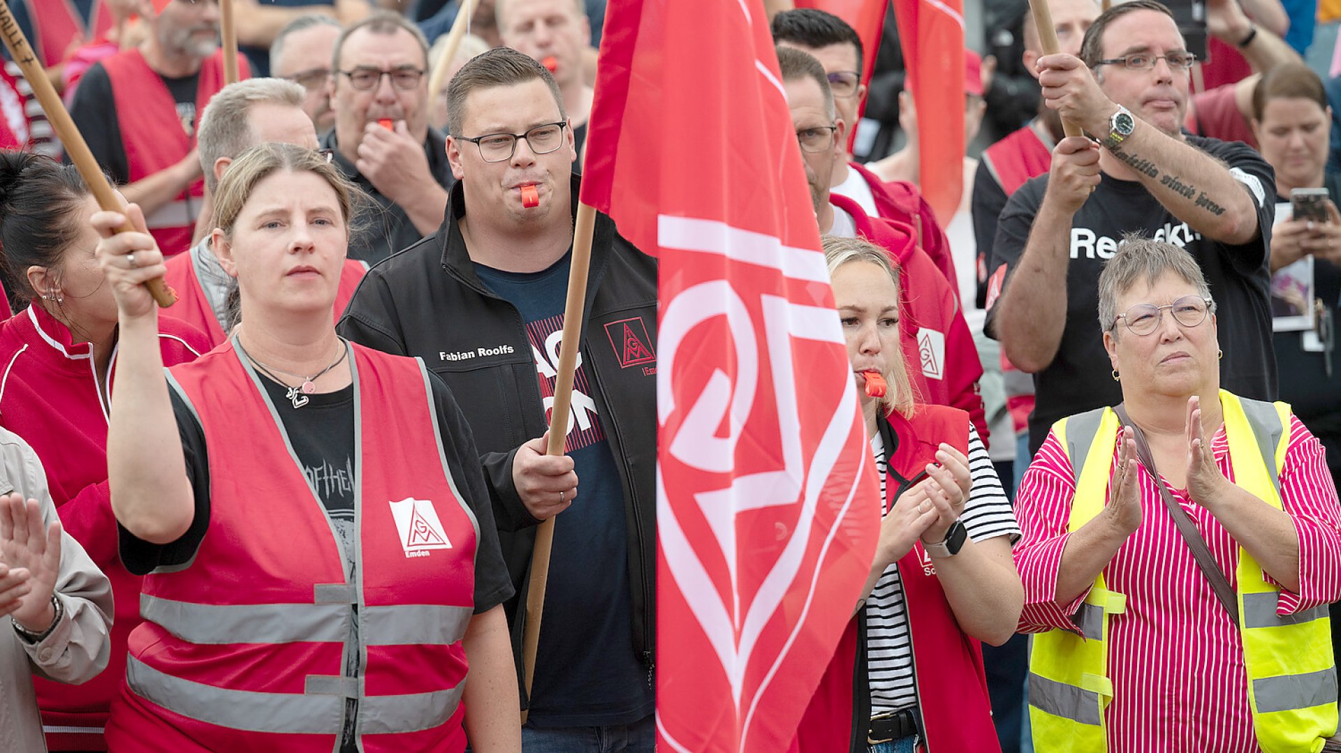 1500 VWler protestieren in Emden  - Bild 1