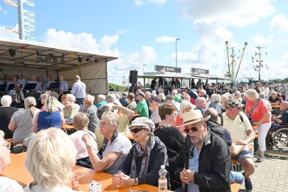 Kutterkorso in Greetsiel - Bild 3