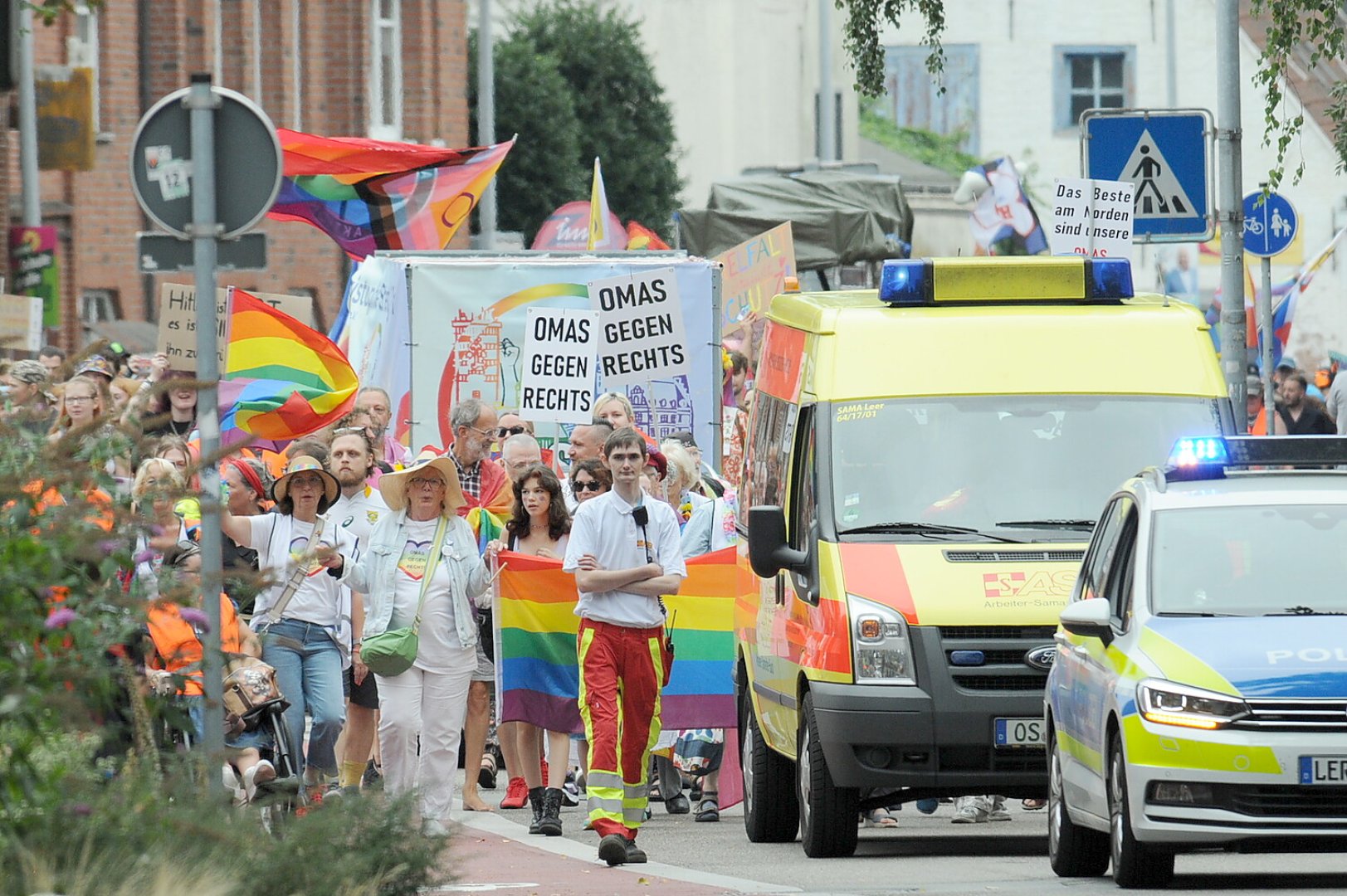 Farbenfroh, laut und gelebter Zusammenhalt: Impressionen vom CSD in Leer - Bild 1