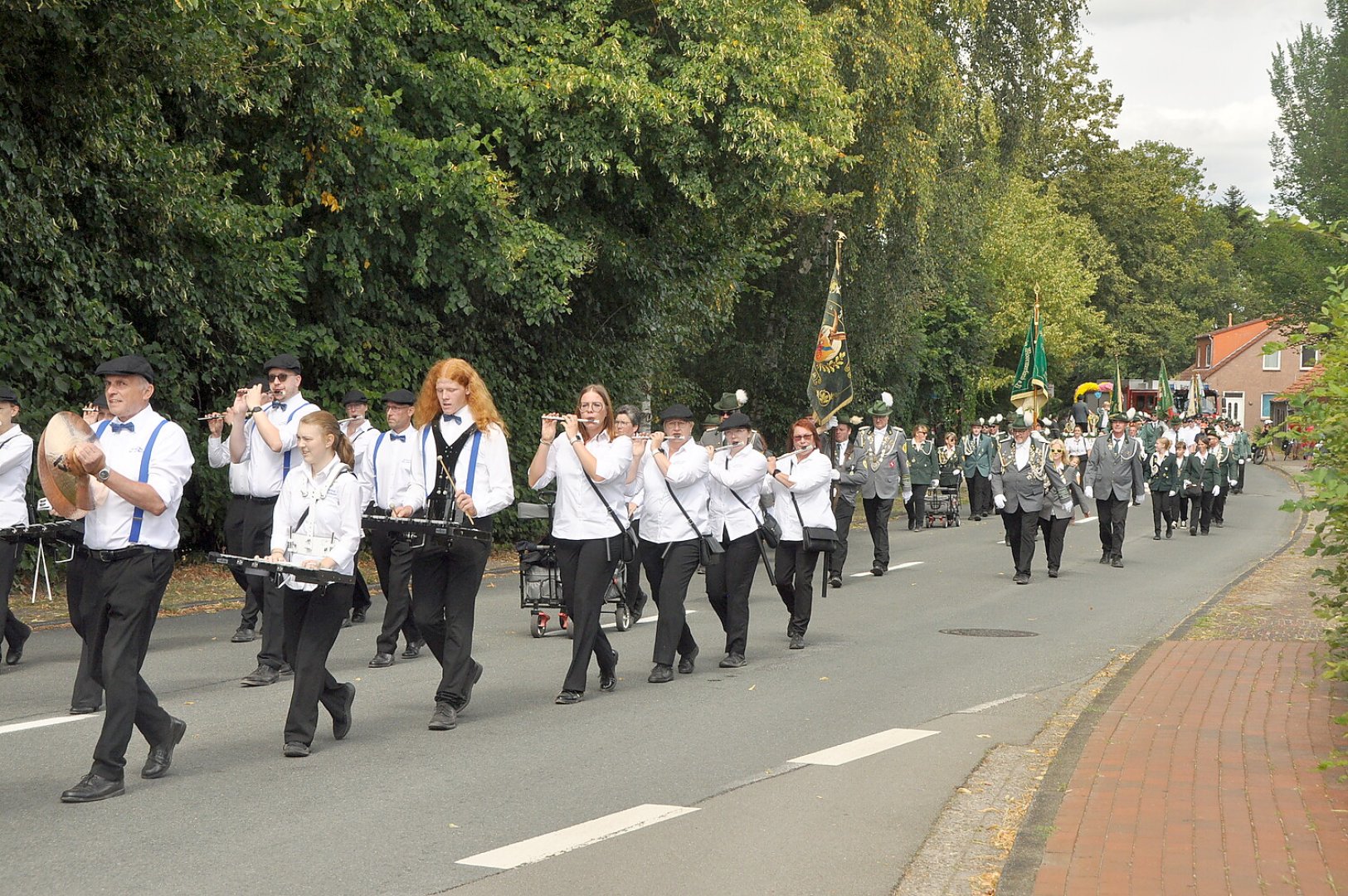 Schützenfest Stickhausen endet mit großem Umzug - Bild 1