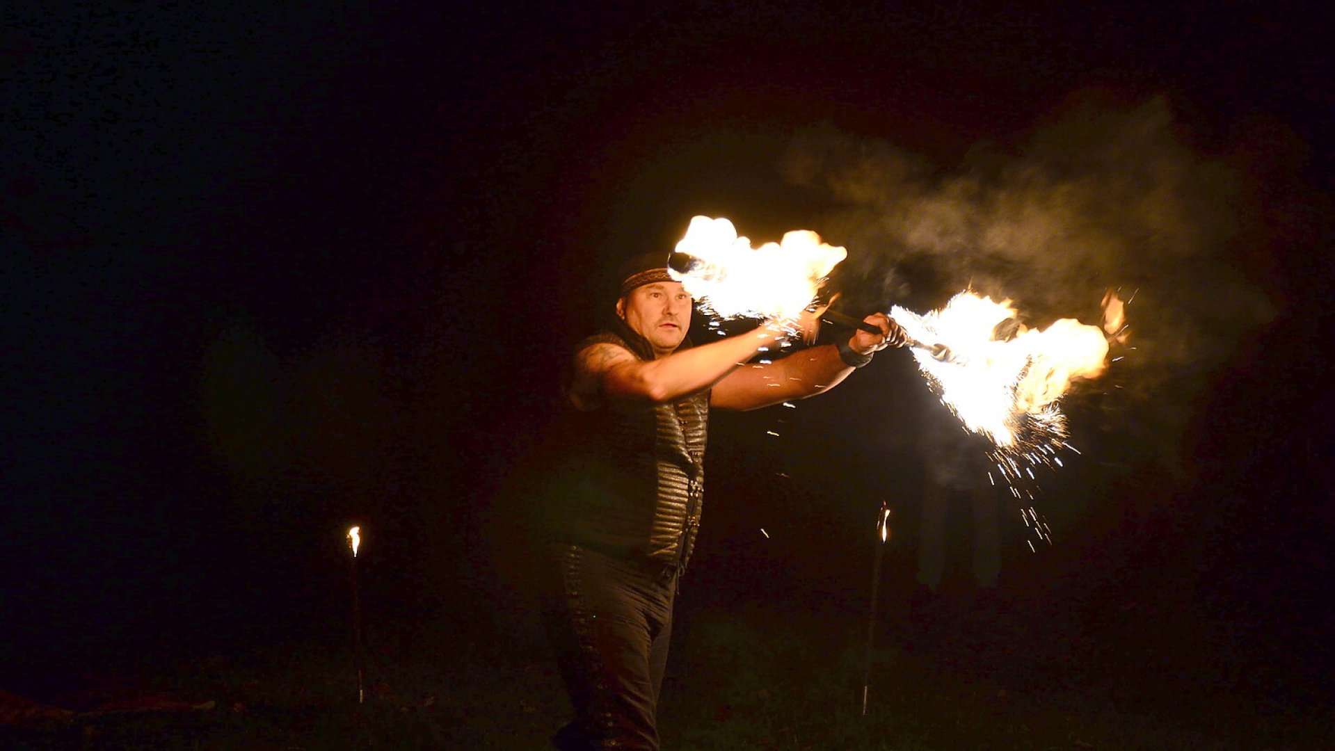 Feuershow an der Burg Stickhausen - Bild 1