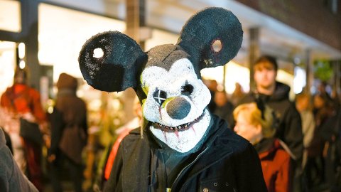 Halloween in Esens am 30. Oktober 2026: volle Innenstadt, gruselige Kostüme und lange Einkaufsnacht. - Bild 2