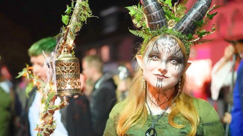Halloween in Esens am 30. Oktober 2026: volle Innenstadt, gruselige Kostüme und lange Einkaufsnacht. - Bild 4