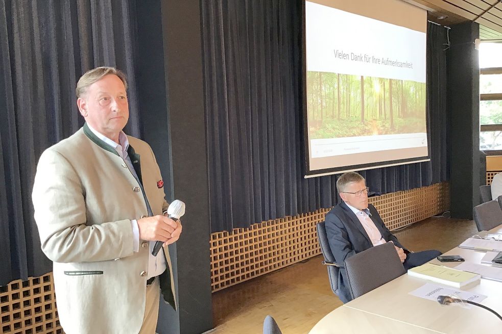 Enno Herlyn von der Gräflich von Wedelschen Verwaltung, Schloss Gödens, stellte die Pläne seines Unternehmens vor. Bild: Boschbach