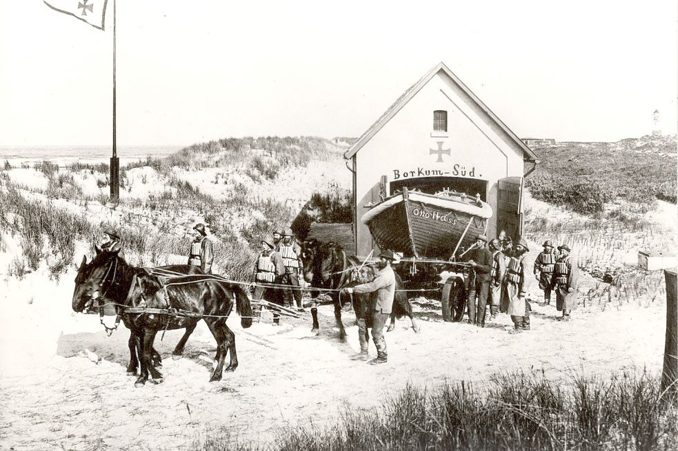 Borkums Retterstation, bei der Pferde ein ganz wichtiges Mittel waren, um die schweren Ruderboote zum Strand zu schleppen. Bild: Archiv/ DGzRS