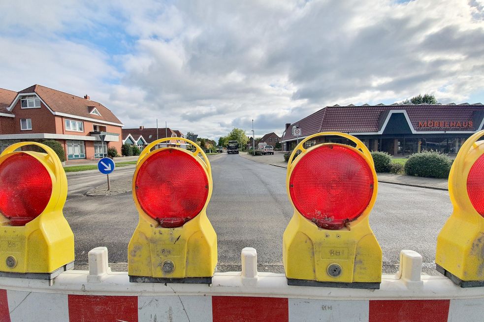 Sobald die neue Deckschicht ausgehärtet ist, wird die Ziegeleistraße wieder freigegeben, hieß es am Freitag auf der Baustelle. Bild: Gettkowski