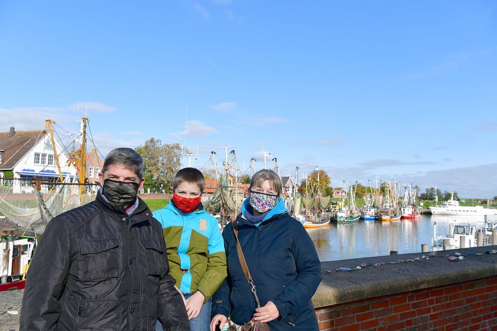 Andreas (von links), Alexander und Annette Zimmermann finden eine Maskenpflicht im Ortskern in Ordnung. Bild: Wagenaar