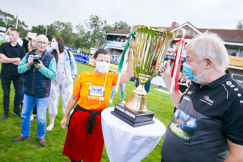 In diesem Jahr hat GW Firrel den Ostfriesland-Cup gewonnen. Manfred Bloem (rechts) arbeitet daran, das Fußballturnier nochmals weiterzuentwickeln. Bild: Doden