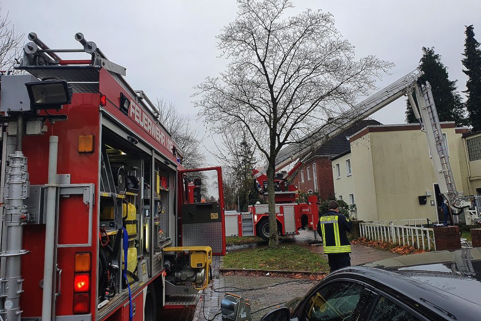 Wie bei Wohngebäude- und Dachstuhlbränden üblich, war auch die Hubettungsbühne der Feuerwehr Weener im Einsatz. Bild: Gettkowski