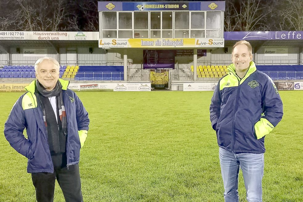 Ferhat Özdemir (links) und Michael Zuidema besiegelten im VfL-Stadion diese Woche die weitere Zusammenarbeit. Bild: Privat