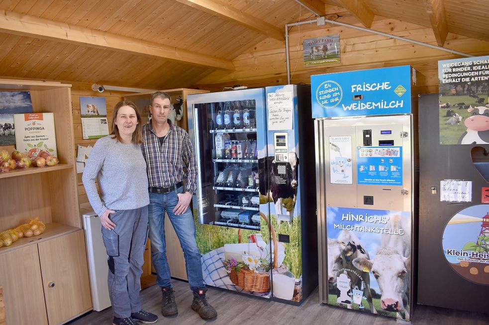 Christa und Steffen Hinrichs bieten nicht nur Milch an, sondern locken Verbraucher unter anderem auch mit Käse, Eiern und Gemüse.