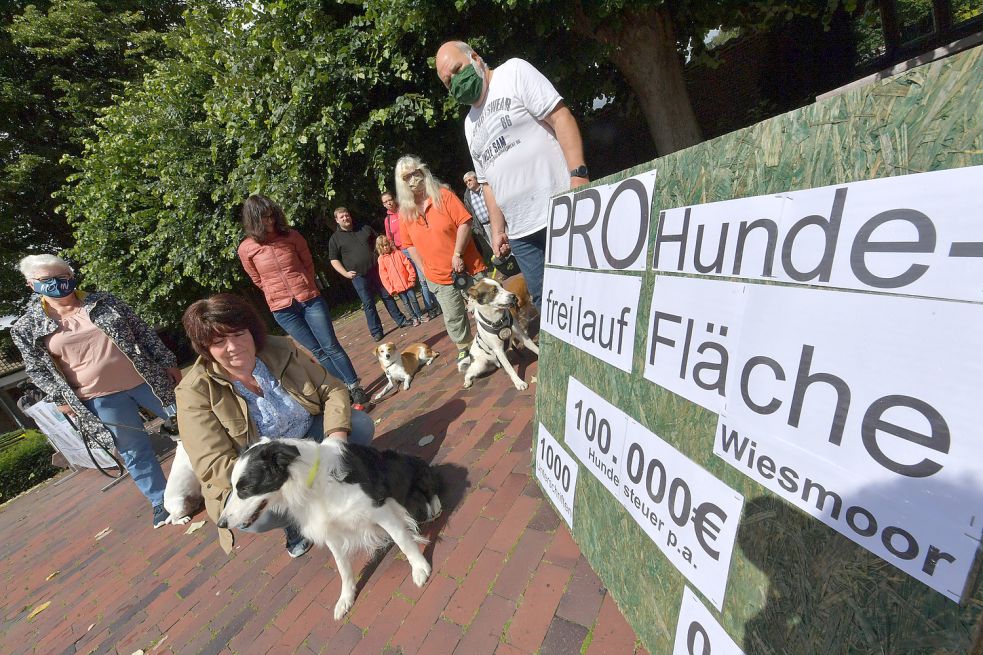 Im vergangenen Sommer demonstrierten die Hundefreunde noch für eine Freilauffläche in Wiesmoor. Die könnte vielleicht bald kommen. Archivbild: Ortgies