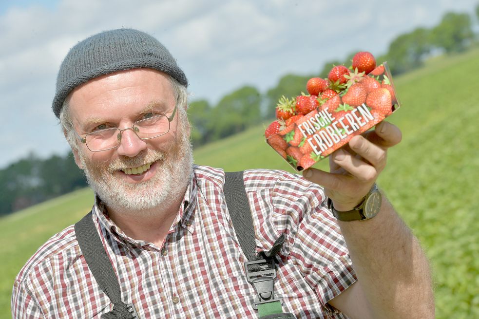 Andreas Busch kann weiterhin lachen: Seine Erdbeeren waren wenig vom Hagelschauer betroffen.
