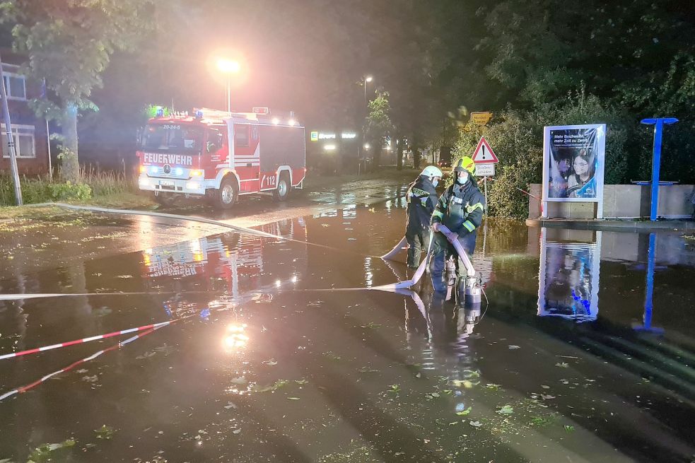 Eine Tankstelle im Dorf Pewsum, das ebenfalls heftig betroffen war, stand komplett unter Wasser. Foto: Feuerwehr