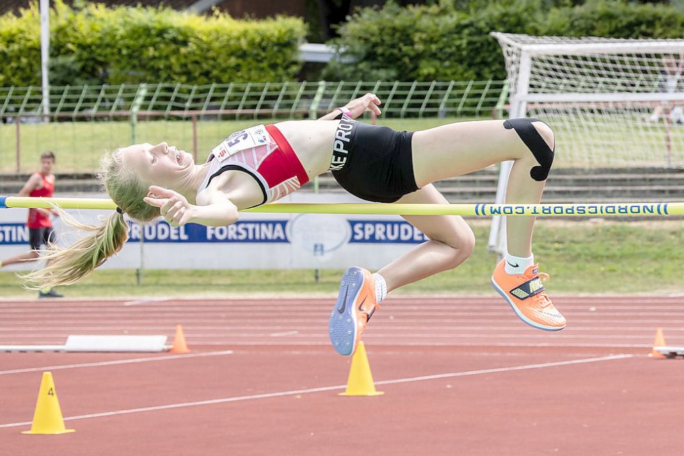 Vivien Busker (SV Warsingsfehn) überraschte mit dem zweiten Platz im Hochsprung. Foto: Bergmann