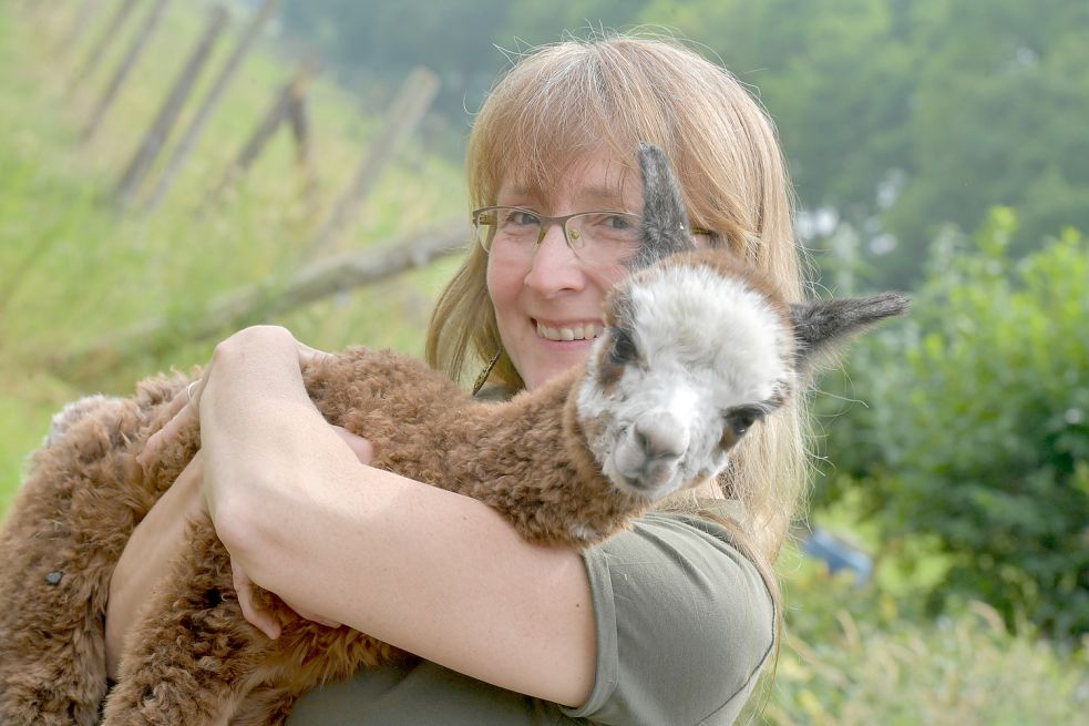 Elke Meyer-Bertermann mit einem Alpakafohlen vom Hof „Frya Fresena“in Uplengen. Foto: Ortgies