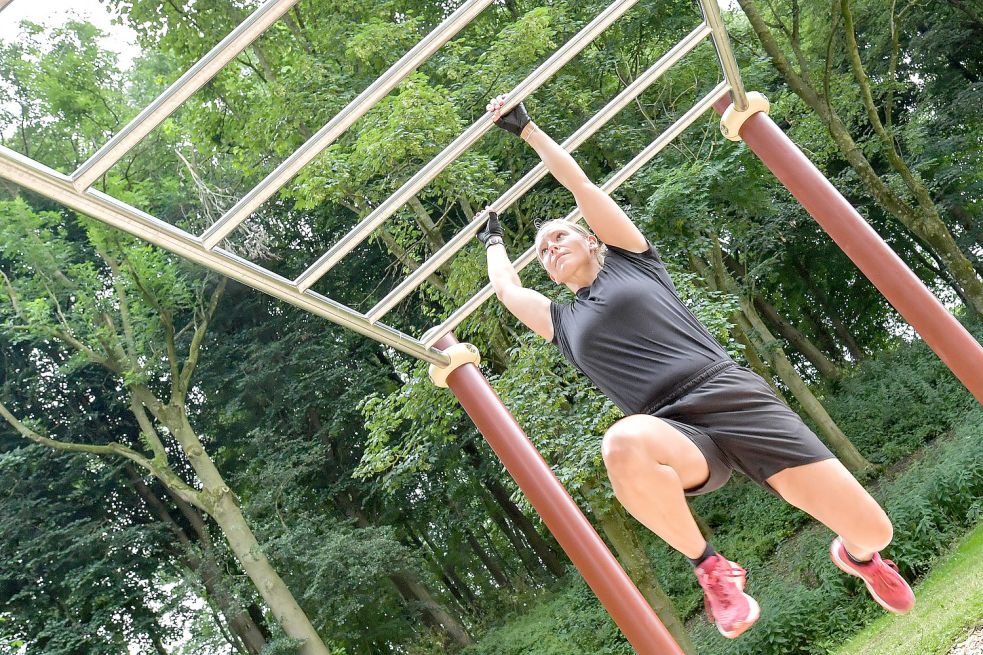 Das Hangeln erfordert Konzentration und einen guten Griff mit den Händen. Die Stangen sind leider etwas zu dick für ihre Hände.