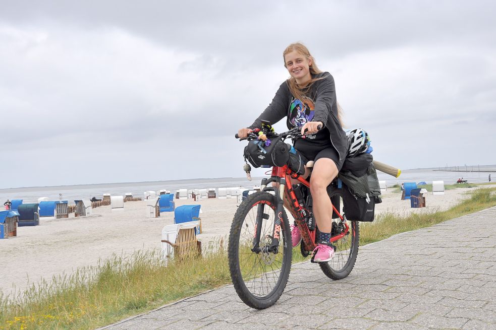 Berenika Kucharek bei ihrer Ankunft in Harlesiel. Sie hatte auf 25 Kilometern bereits sechs kleinere Regenschauer hinter sich. Foto: Ullrich