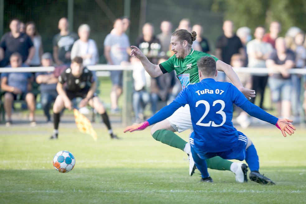 Der Wendepunkt des Spiels: Westrhauderfehns Schlussmann Hendrik Gossmann holt den Larrelter André Krzatala von den Beinen. Den fälligen Elfmeter verwandelt der Gefoulte zum 1:1. Es war einer von drei Strafstößen im Spiel. Fotos: Doden