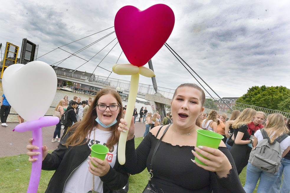 Schülerinnen und Schüler läuteten die Ferien mit einer großen, ausgelassenen Fete ein. Foto: Ortgies