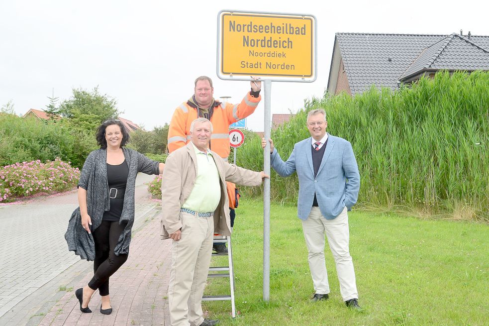 Claudia Klaassen vom städtischen Fachdienst Umwelt und Verkehr (von links), Günther Schwitters, Timo Klingenborg und Heiko Schmelzle freuen sich über die neuen Noorddiek-Schilder. Foto: Tebben-Willgrubs