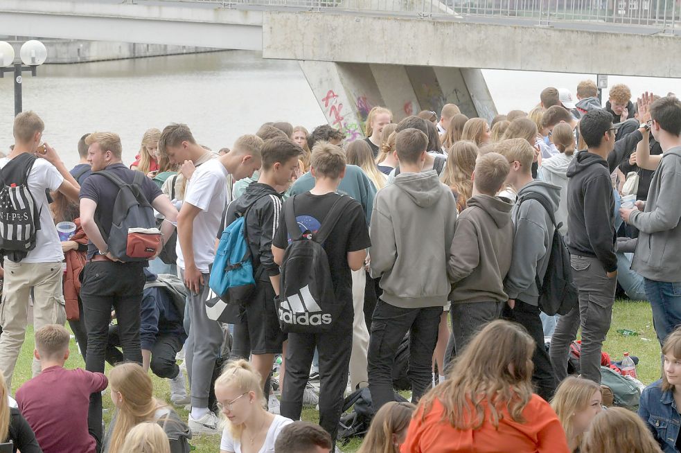 Insgesamt neun Straftaten wurden von der Polizei auf der „School‘s out“-Party in Leer registriert. Foto: Ortgies