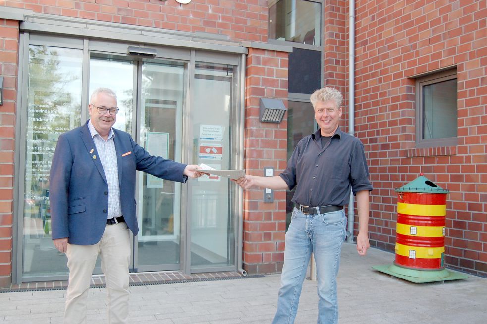 Der eine geht, der andere will sein Nachfolger werden: Henning Paulsen-Jacobs (rechts) von der Freien Bürgerliste Krummhörn reicht seine Papiere für Bürgermeister-Kandidatur beim Amtsinhaber Frank Baumann (SPD) ein. Foto: Privat