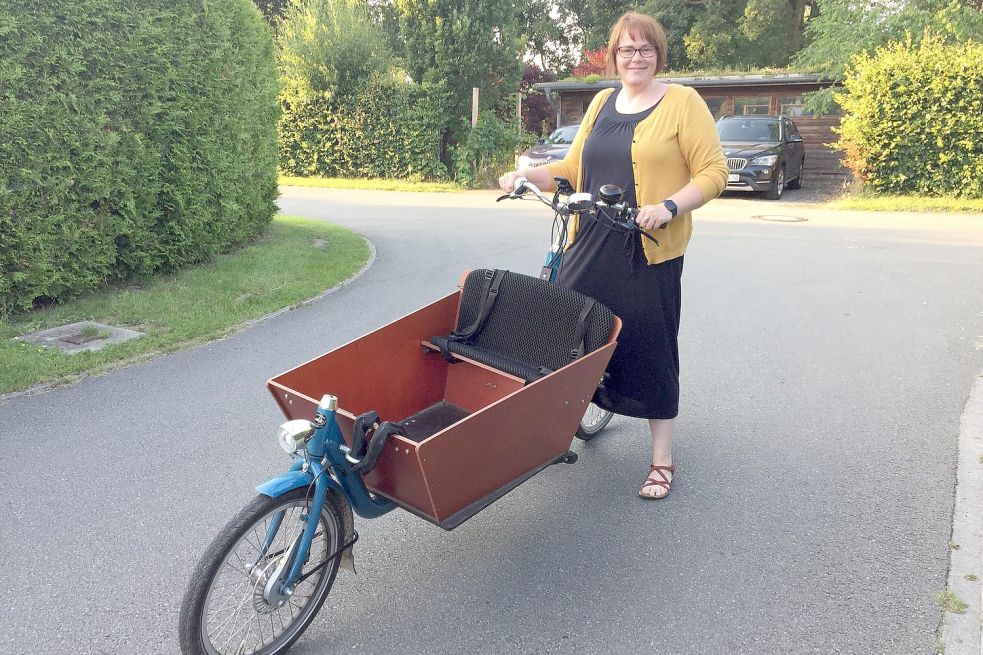 Nicole Rosch aus Holtland fährt oft mit dem Lastenrad – zum Einkaufen, um die Kinder zum Kindergarten zu bringen oder um zur Arbeit zu fahren. Foto: Schneider-Berents