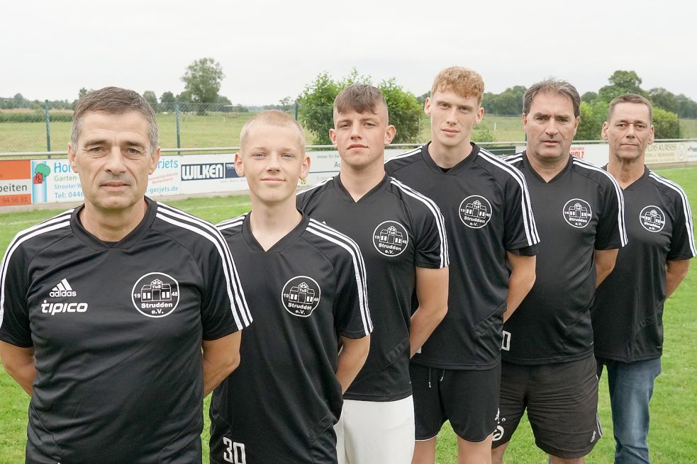 Trainer Frank Winkler (vorne) freut sich mit Betreuer Ingo Rickels und Co-Trainer Rainer Oldenettel (davor) auf die Neuzugänge (von links) Felix Schmidt, Nick Dübbel und Nick Steinhorst. Auf dem Bild fehlen Yannik Weber und Noah Moor. Foto: Steenhoff