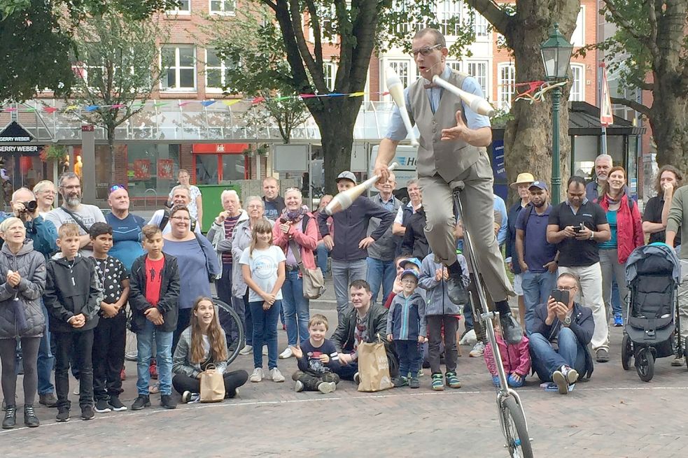 Im August 2019 fand in Emden zum ersten Mal ein Straßenkunstfestival statt. Die Auftritte der Künstler brachten viele Leute in die Fußgängerzone. Foto: Harms/Archiv