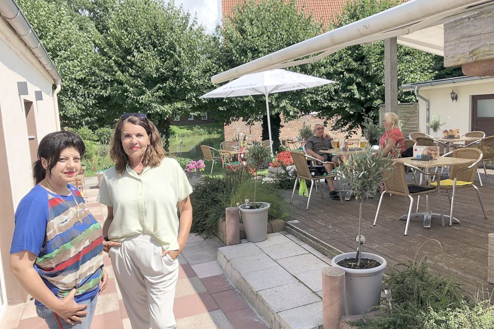 Im Garten des neuen Cafés Courage: Inhaberin Petra Kratzer-Vogel und ihre Mitarbeiterin Suzan Ibrahim. Im Hintergrund ist die Burg Hinta zu sehen. Fotos: H. Müller