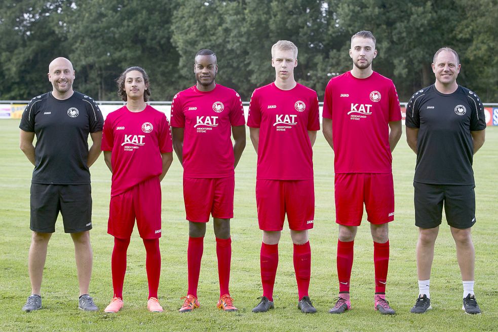 Wiesmoors Fußballobmann Mirko Hellmers (links) freut, dass er neben dem neuen Trainer Frank Löning (rechts) auch fünf Neuzugänge in der 1. Herren begrüßen darf: Alen Berisa (ab Zweiter von links), Bertony Konda, Sören Kleen, Oskar Filmer und Leon Zierenberg (fehlt auf dem Foto). Foto: Doden