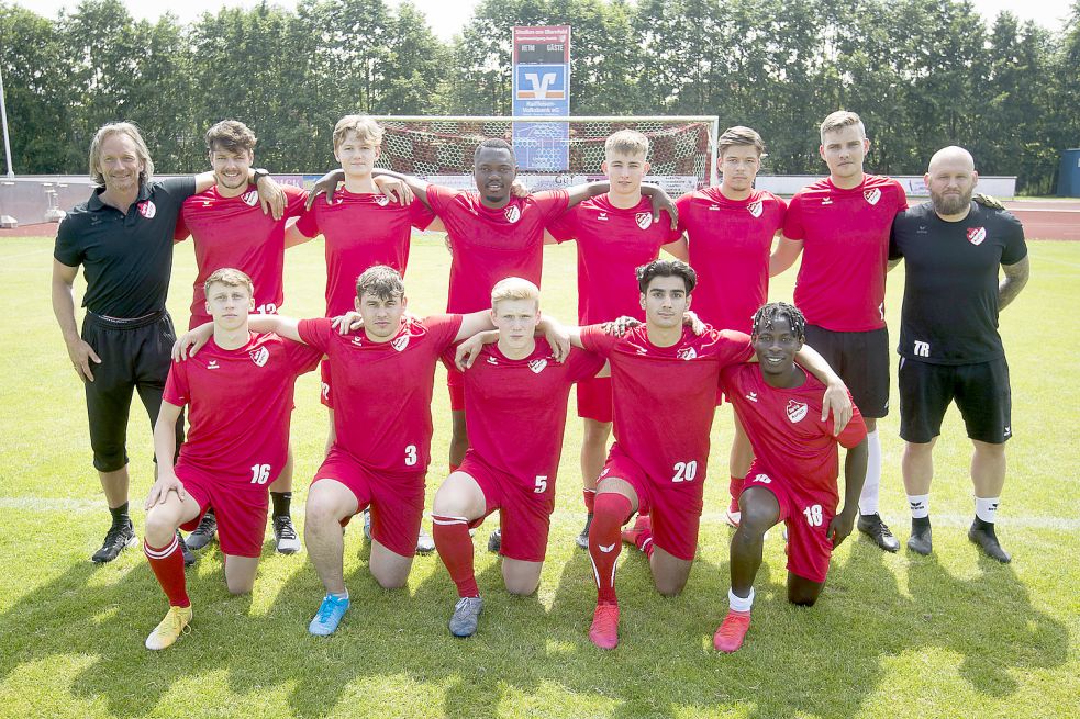 Viele neue Gesichter am Ellernfeld (stehend, von links): Wilfrid Böhling, Lukas Smit, Jan Gerber, Marco Mouzong, Lasse Knus, Simon Smit, Nils Gronewold, Co-Trainer Tammo Pfeiffer, (kniend von links) Jacub Kazniecow, David Silenok, Torben Bender, Adam Tourfaili und Mustapha Camara. Foto: Doden